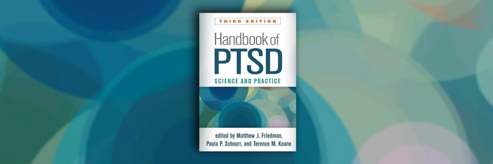 Obálka knihy Handbook of PTSD na modrozeleném pozadí